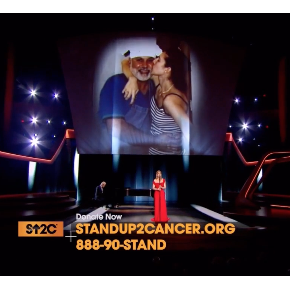 Céline Dion lors de son interprétation de Recovering, chanson écrite pour elle par Pink, lors de la soirée télévisée de bienfaisance Stand up to Cancer produite par Bradley Cooper, le 9 septembre 2016 à Los Angeles. Des photos de son père Adhémar, son mari René et son frère Daniel, tous trois emportés par la maladie, ont défilé.