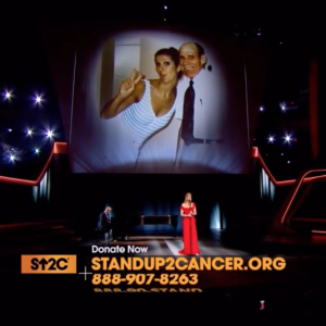 Céline Dion lors de son interprétation de Recovering, chanson écrite pour elle par Pink, lors de la soirée télévisée de bienfaisance Stand up to Cancer produite par Bradley Cooper, le 9 septembre 2016 à Los Angeles. Des photos de son père Adhémar, son mari René et son frère Daniel, tous trois emportés par la maladie, ont défilé.