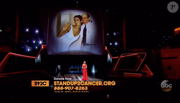 Céline Dion lors de son interprétation de Recovering, chanson écrite pour elle par Pink, lors de la soirée télévisée de bienfaisance Stand up to Cancer produite par Bradley Cooper, le 9 septembre 2016 à Los Angeles. Des photos de son père Adhémar, son mari René et son frère Daniel, tous trois emportés par la maladie, ont défilé.