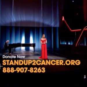 Céline Dion lors de son interprétation de Recovering, chanson écrite pour elle par Pink, lors de la soirée télévisée de bienfaisance Stand up to Cancer produite par Bradley Cooper, le 9 septembre 2016 à Los Angeles. Des photos de son père Adhémar, son mari René et son frère Daniel, tous trois emportés par la maladie, ont défilé.