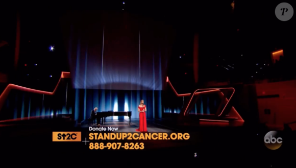 Céline Dion lors de son interprétation de Recovering, chanson écrite pour elle par Pink, lors de la soirée télévisée de bienfaisance Stand up to Cancer produite par Bradley Cooper, le 9 septembre 2016 à Los Angeles. Des photos de son père Adhémar, son mari René et son frère Daniel, tous trois emportés par la maladie, ont défilé.
