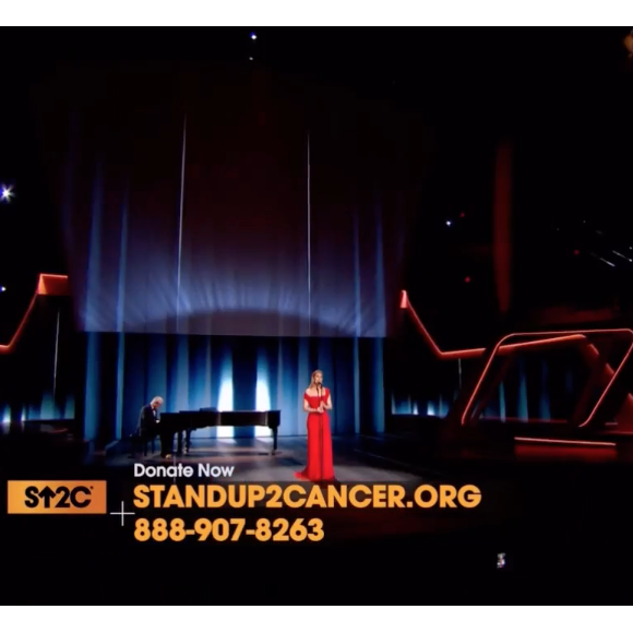 Céline Dion lors de son interprétation de Recovering, chanson écrite pour elle par Pink, lors de la soirée télévisée de bienfaisance Stand up to Cancer produite par Bradley Cooper, le 9 septembre 2016 à Los Angeles. Des photos de son père Adhémar, son mari René et son frère Daniel, tous trois emportés par la maladie, ont défilé.
