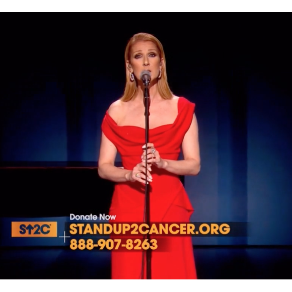 Céline Dion lors de son interprétation de Recovering, chanson écrite pour elle par Pink, lors de la soirée télévisée de bienfaisance Stand up to Cancer produite par Bradley Cooper, le 9 septembre 2016 à Los Angeles. Des photos de son père Adhémar, son mari René et son frère Daniel, tous trois emportés par la maladie, ont défilé.