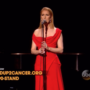 Céline Dion lors de son interprétation de Recovering, chanson écrite pour elle par Pink, lors de la soirée télévisée de bienfaisance Stand up to Cancer produite par Bradley Cooper, le 9 septembre 2016 à Los Angeles. Des photos de son père Adhémar, son mari René et son frère Daniel, tous trois emportés par la maladie, ont défilé.