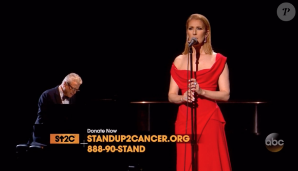Céline Dion lors de son interprétation de Recovering, chanson écrite pour elle par Pink, lors de la soirée télévisée de bienfaisance Stand up to Cancer produite par Bradley Cooper, le 9 septembre 2016 à Los Angeles. Des photos de son père Adhémar, son mari René et son frère Daniel, tous trois emportés par la maladie, ont défilé.