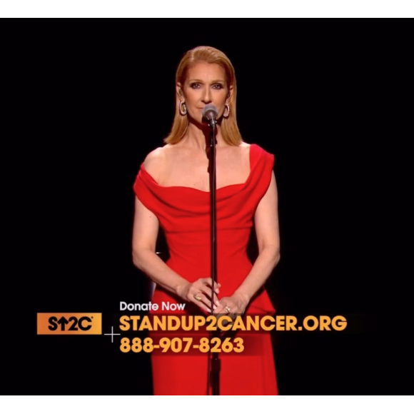 Céline Dion lors de son interprétation de Recovering, chanson écrite pour elle par Pink, lors de la soirée télévisée de bienfaisance Stand up to Cancer produite par Bradley Cooper, le 9 septembre 2016 à Los Angeles. Des photos de son père Adhémar, son mari René et son frère Daniel, tous trois emportés par la maladie, ont défilé.
