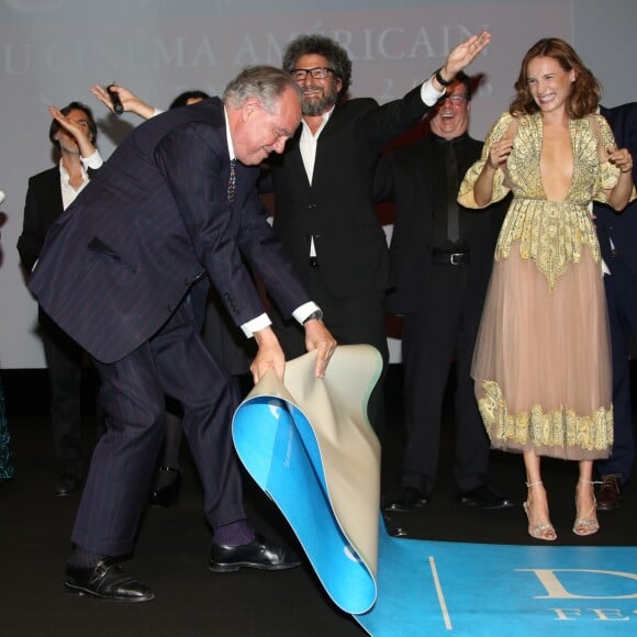 Frédéric Mitterrand roule le tapis devant Radu Mihaileanu et Ana Girardot déchaînés lors de la remise des prix pendant la cérémonie de clôture du 42ème Festival du cinéma Américain de Deauville, à Deauville, France, le 10 septembre 2016. © Denis Guignebourg/Bestimage