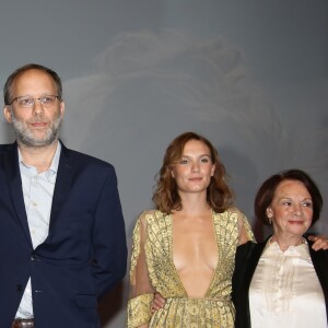 Ira Sachs reçoit le Grand Prix du Jury du Festival de Deauville pour Brooklyn village (Little men), devant Frédéric Mitterrand et Ana Girardot lors de la remise des prix pendant la cérémonie de clôture du 42e Festival du cinéma américain de Deauville, le 10 septembre 2016. © Denis Guignebourg/Bestimage