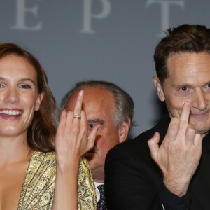 Ana Girardot, très décolletée, et Matt Ross, Prix du Jury et Prix du Public de la ville de Deauville pour Captain Fantastic, font un doigt d'honneur lors de la remise des prix pendant la cérémonie de clôture du 42ème Festival du cinéma Américain de Deauville, le 10 septembre 2016. © Denis Guignebourg/Bestimage