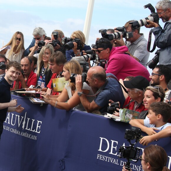 Daniel Radcliffe a inauguré la cabine à son nom sur les planches au 42e Festival du Film Américain de Deauville le 10 septembre 2016, en présence d'une importante foule de fans. Il a d'ailleurs passé 30 minutes à poser des selfies, puis encore autant en dédicaces. © Denis Guignebourg / Bestimage