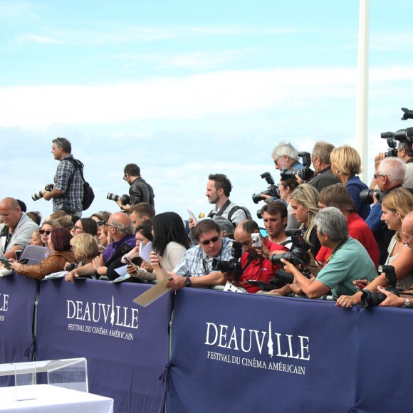 Daniel Radcliffe a inauguré la cabine à son nom sur les planches au 42e Festival du Film Américain de Deauville le 10 septembre 2016, en présence d'une importante foule de fans. Il a d'ailleurs passé 30 minutes à poser des selfies, puis encore autant en dédicaces. © Denis Guignebourg / Bestimage