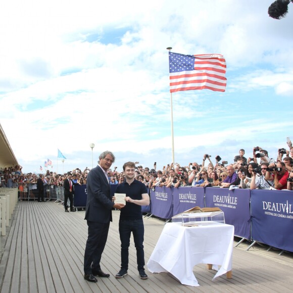 Daniel Radcliffe a inauguré la cabine à son nom sur les planches au 42e Festival du Film Américain de Deauville le 10 septembre 2016, en présence d'une importante foule de fans. Il a d'ailleurs passé 30 minutes à poser des selfies, puis encore autant en dédicaces. © Denis Guignebourg / Bestimage