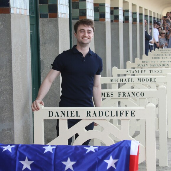 Daniel Radcliffe a inauguré la cabine à son nom sur les planches au 42e Festival du Film Américain de Deauville le 10 septembre 2016, en présence d'une importante foule de fans. Il a d'ailleurs passé 30 minutes à poser des selfies, puis encore autant en dédicaces. © Denis Guignebourg / Bestimage