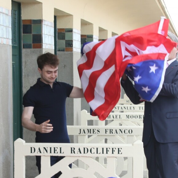 Daniel Radcliffe a inauguré la cabine à son nom sur les planches au 42e Festival du Film Américain de Deauville le 10 septembre 2016, en présence d'une importante foule de fans. Il a d'ailleurs passé 30 minutes à poser des selfies, puis encore autant en dédicaces. © Denis Guignebourg / Bestimage