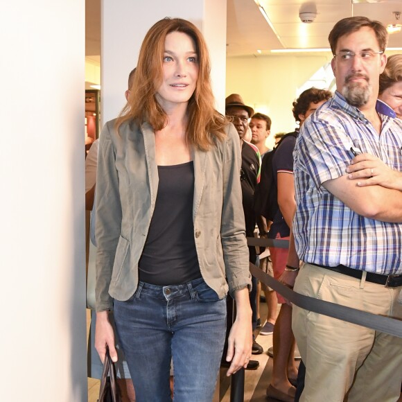 Semi-Exclusif - Carla Bruni-Sarkozy rejoint son mari Nicolas Sarkozy lors d'une séance de dédicaces de son livre "Tout pour la France" à la Fnac des Ternes à Paris le 10 septembre 2016 © Pierre Perusseau / Bestimage