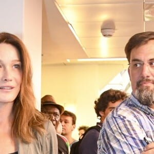Semi-Exclusif - Carla Bruni-Sarkozy rejoint son mari Nicolas Sarkozy lors d'une séance de dédicaces de son livre "Tout pour la France" à la Fnac des Ternes à Paris le 10 septembre 2016 © Pierre Perusseau / Bestimage