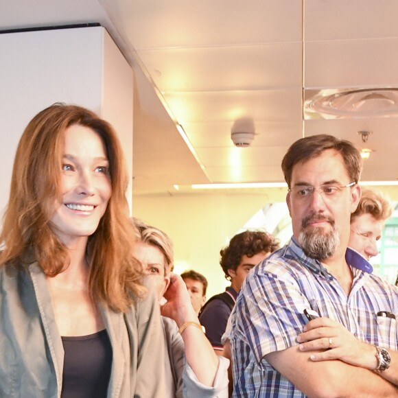Semi-Exclusif - Carla Bruni-Sarkozy rejoint son mari Nicolas Sarkozy lors d'une séance de dédicaces de son livre "Tout pour la France" à la Fnac des Ternes à Paris le 10 septembre 2016 © Pierre Perusseau / Bestimage