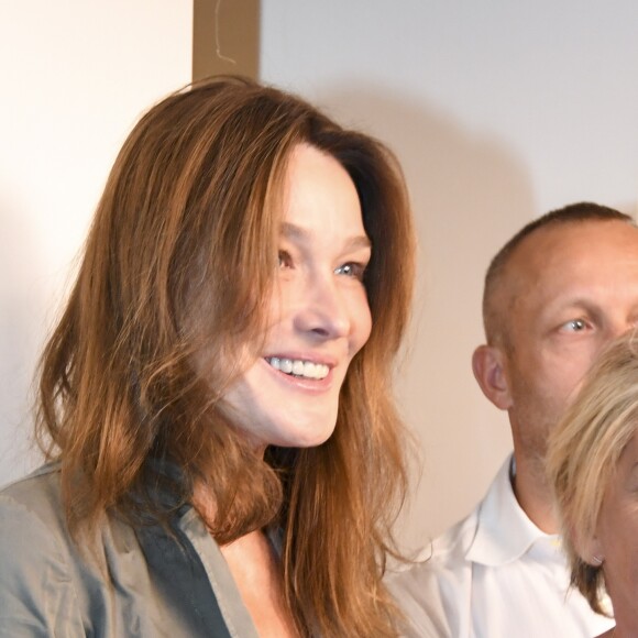 Semi-Exclusif - Carla Bruni-Sarkozy rejoint son mari Nicolas Sarkozy lors d'une séance de dédicaces de son livre "Tout pour la France" à la Fnac des Ternes à Paris le 10 septembre 2016 © Pierre Perusseau / Bestimage
