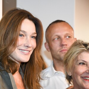 Semi-Exclusif - Carla Bruni-Sarkozy accompagnée de son amie Anne Sindres rejoint son mari Nicolas Sarkozy lors d'une séance de dédicaces de son livre "Tout pour la France" à la Fnac des Ternes à Paris le 10 septembre 2016 © Pierre Perusseau / Bestimage