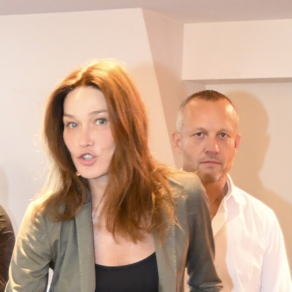 Semi-Exclusif - Carla Bruni-Sarkozy rejoint son mari Nicolas Sarkozy lors d'une séance de dédicaces de son livre "Tout pour la France" à la Fnac des Ternes à Paris le 10 septembre 2016 © Pierre Perusseau / Bestimage