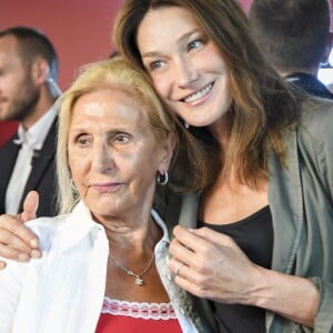 Semi-Exclusif - Carla Bruni-Sarkozy rejoint son mari Nicolas Sarkozy lors d'une séance de dédicaces de son livre "Tout pour la France" à la Fnac des Ternes à Paris le 10 septembre 2016 © Pierre Perusseau / Bestimage