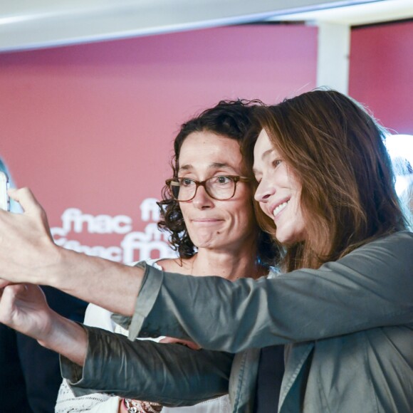 Semi-Exclusif - Carla Bruni-Sarkozy rejoint son mari Nicolas Sarkozy lors d'une séance de dédicaces de son livre "Tout pour la France" à la Fnac des Ternes à Paris le 10 septembre 2016 © Pierre Perusseau / Bestimage