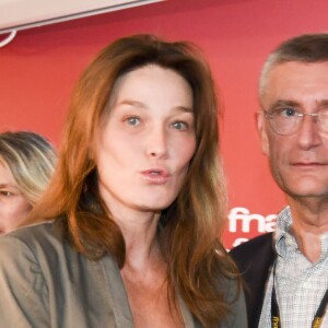 Semi-Exclusif - Carla Bruni-Sarkozy ( aux côtés de Frédéric Pechenard ) rejoint son mari Nicolas Sarkozy lors d'une séance de dédicaces de son livre "Tout pour la France" à la Fnac des Ternes à Paris le 10 septembre 2016 © Pierre Perusseau / Bestimage