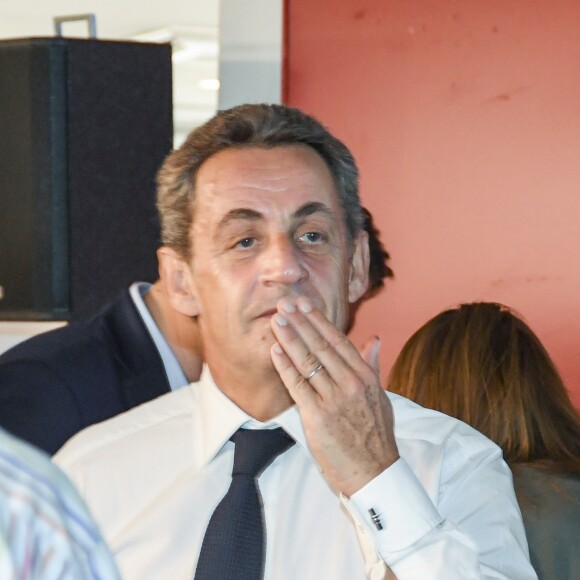 Semi-Exclusif - Carla Bruni-Sarkozy rejoint son mari Nicolas Sarkozy lors d'une séance de dédicaces de son livre "Tout pour la France" à la Fnac des Ternes à Paris le 10 septembre 2016 © Pierre Perusseau / Bestimage