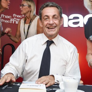 Nicolas Sarkozy en séance de dédicaces pour son livre " Tout pour la France " à la Fnac des Ternes à Paris le 10 septembre 2016 . © Pierre Perusseau / Bestimage