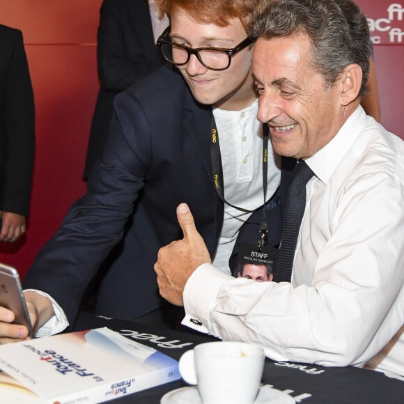 Nicolas Sarkozy en séance de dédicaces pour son livre " Tout pour la France " à la Fnac des Ternes à Paris le 10 septembre 2016 . © Pierre Perusseau / Bestimage