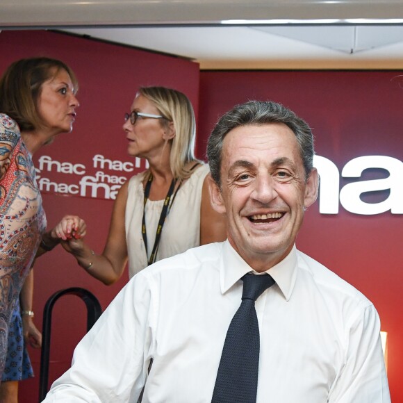 Nicolas Sarkozy en séance de dédicaces pour son livre " Tout pour la France " à la Fnac des Ternes à Paris le 10 septembre 2016 . © Pierre Perusseau / Bestimage