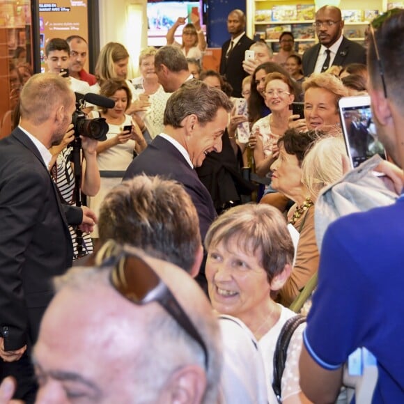 Nicolas Sarkozy en séance de dédicaces pour son livre " Tout pour la France " à la Fnac des Ternes à Paris le 10 septembre 2016 . © Pierre Perusseau / Bestimage