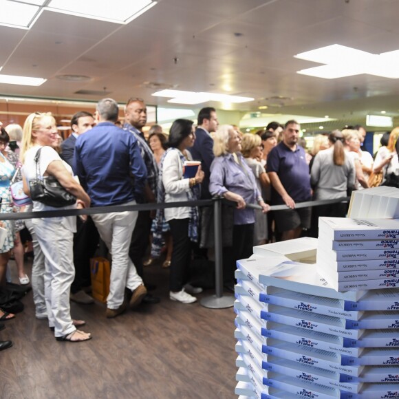 Nicolas Sarkozy en séance de dédicaces pour son livre " Tout pour la France " à la Fnac des Ternes à Paris le 10 septembre 2016 . © Pierre Perusseau / Bestimage