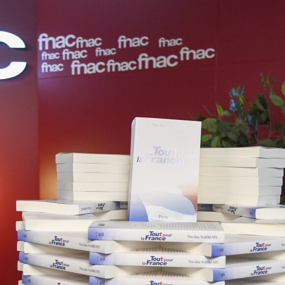 Nicolas Sarkozy en séance de dédicaces pour son livre " Tout pour la France " à la Fnac des Ternes à Paris le 10 septembre 2016 . © Pierre Perusseau / Bestimage