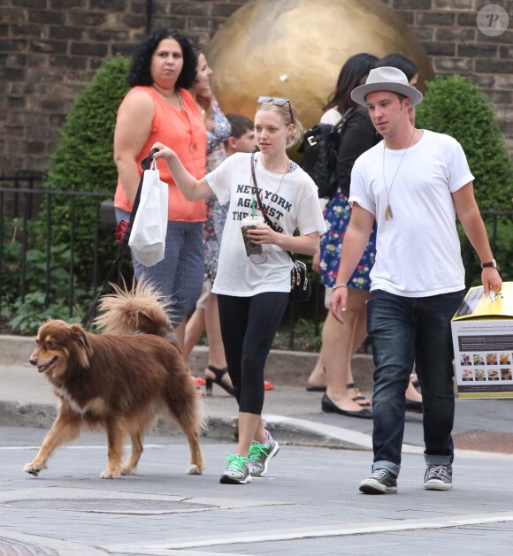 Exclusif - Amanda Seyfried se promène avec son chien et un inconnu dans un quartier de Toronto, elle va commencer le tournage de « Anon » avec Clive Owen a Toronto le 8 juillet 2016. © CPA/Bestimage
