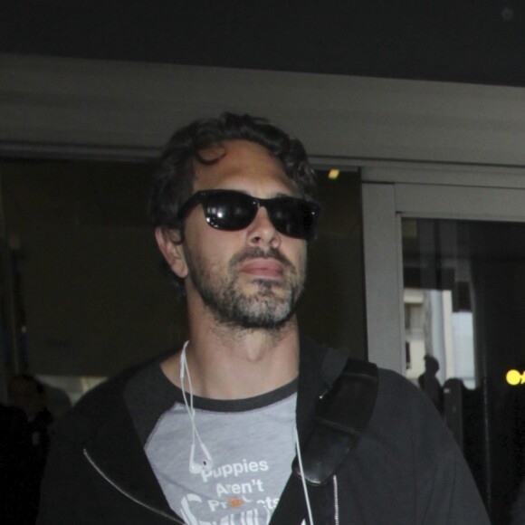 Amanda Seyfried et son compagnon Thomas Sadoski arrivent à l'aéroport Lax de Los Angeles le 26 juin 2016.