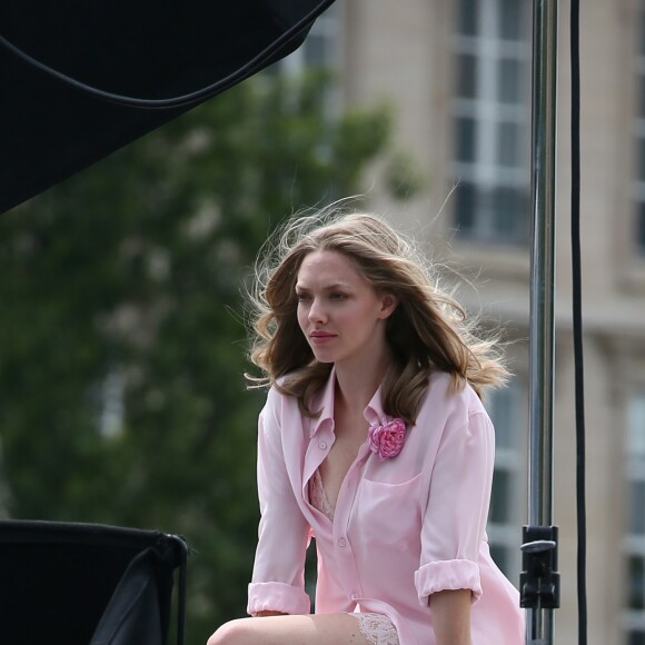 Semi-Exclusif - Amanda Seyfried lors d'un shooting photo sur un pont à Paris le 22 juin 2016