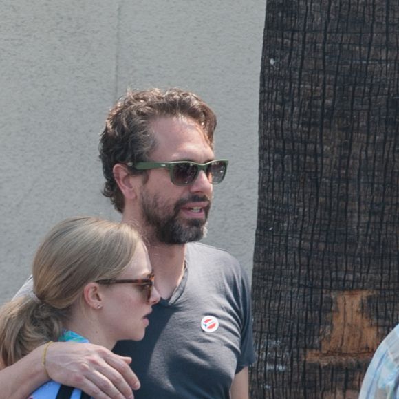 Amanda Seyfried reçoit la visite de son petit ami Thomas Sadoski sur le tournage de "The Clapper" à Los Angeles, le 7 juin 2016