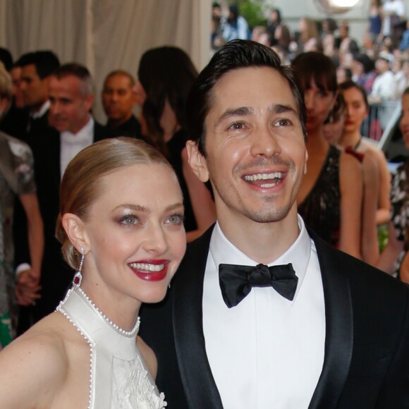 Amanda Seyfried et son compagnon Justin Long à la Soirée Costume Institute Gala 2015 (Met Ball) au Metropolitan Museum, célébrant l'ouverture de Chine: à travers le miroir à New York. Le 4 mai 2015.