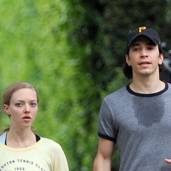Exclusif - Amanda Seyfried et son compagnon Justin Long promènent leur chien Finn tout en faisant leur jogging à Los Feliz. Le 10 avril 2014