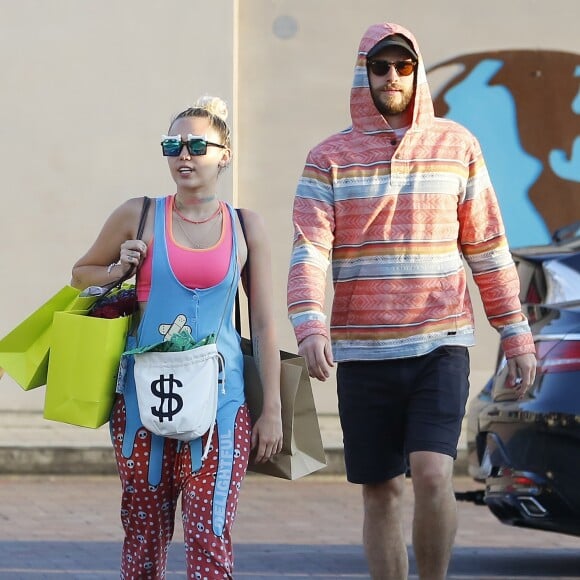 Exclusif - Miley Cyrus fait du shopping avec son compagnon Liam Hemsworth et des amis, elle a offert des sweat shirts à Liam et à ses amis à Malibu le 21 août 2016.