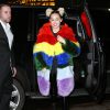 Miley Cyrus porte un manteau de fausse fourrure rayé de plusieurs couleurs dans les rues de New York, le 2 décembre 2015