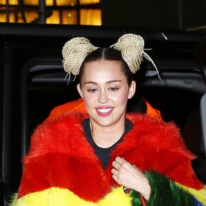 Miley Cyrus porte un manteau de fausse fourrure rayé de plusieurs couleurs dans les rues de New York, le 2 décembre 2015