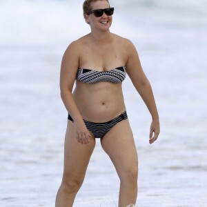 Exclusif - Amy Schumer, en vacances, se promène avec des amis sur la plage de Oahu à Hawaï le 16 juillet 2016.