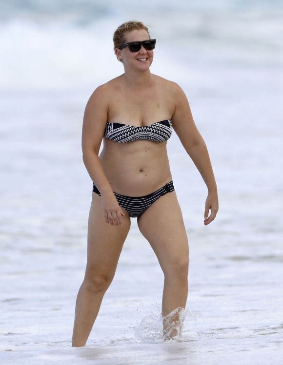 Exclusif - Amy Schumer, en vacances, se promène avec des amis sur la plage de Oahu à Hawaï le 16 juillet 2016.
