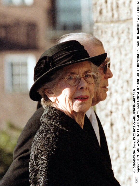 Le comte Carl Johan Bernadotte et la comtesse Gunnila, comte et comtesse de Wisborg, lors des obsèques du prince Sigvard Bernadotte en février 2002.
