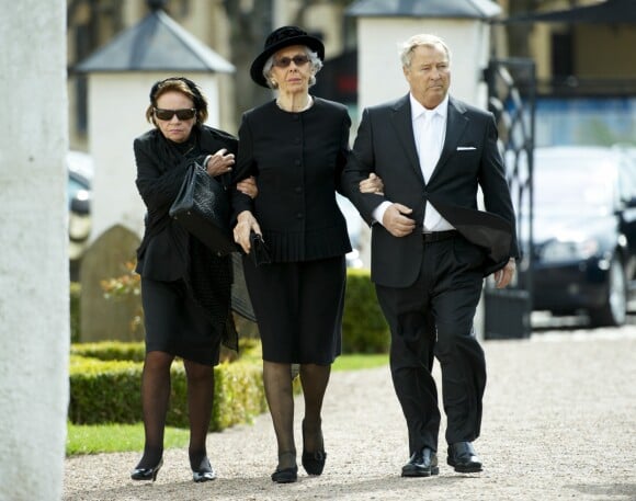 Gunnila Bernadotte avec les enfants adoptés par son époux Carl Johan, comte de Wisborg, au cours de son premier mariage, Monica et Christian, lors de ses obsèques à Bastad le 14 mai 2012.
