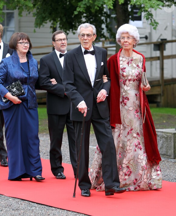 Le comte Carl Johan Bernadotte et la comtesse Gunnila, comte et comtesse de Wisborg, au dîner donné à la veille du mariage de la princesse Victoria de Suède et de Daniel Westling le 18 juin 2010 à Stockholm.