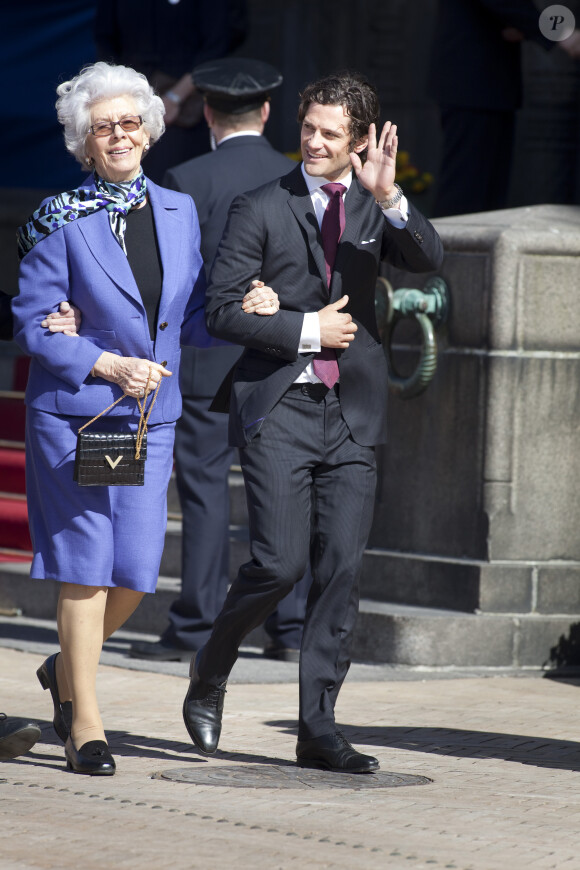 La comtesse Gunnila Bernadotte avec son petit-neveu le prince Carl Philip de Suède lors des célébrations du 70e anniversaire de la reine Margrethe II de Danemark le 16 avril 2010 à Copenhague.