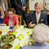 Le roi Philippe et la reine Mathilde de Belgique visitaient le 13 septembre 2016 l'Auberge du Vivier, un centre inter-générationnel à Habay-la-Neuve.